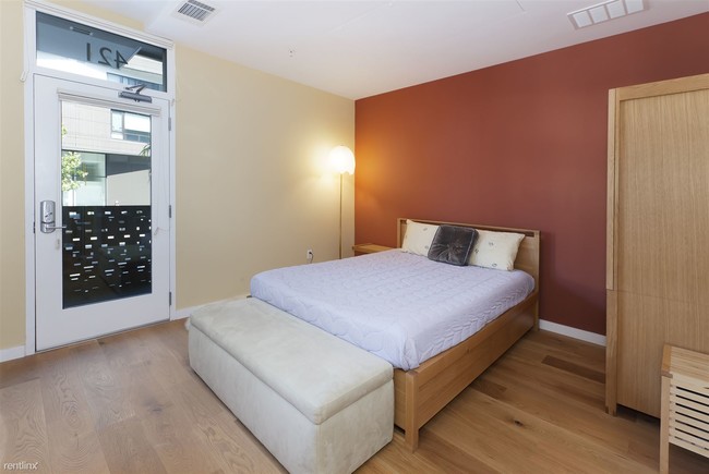 Building Photo - 300 Ivy St