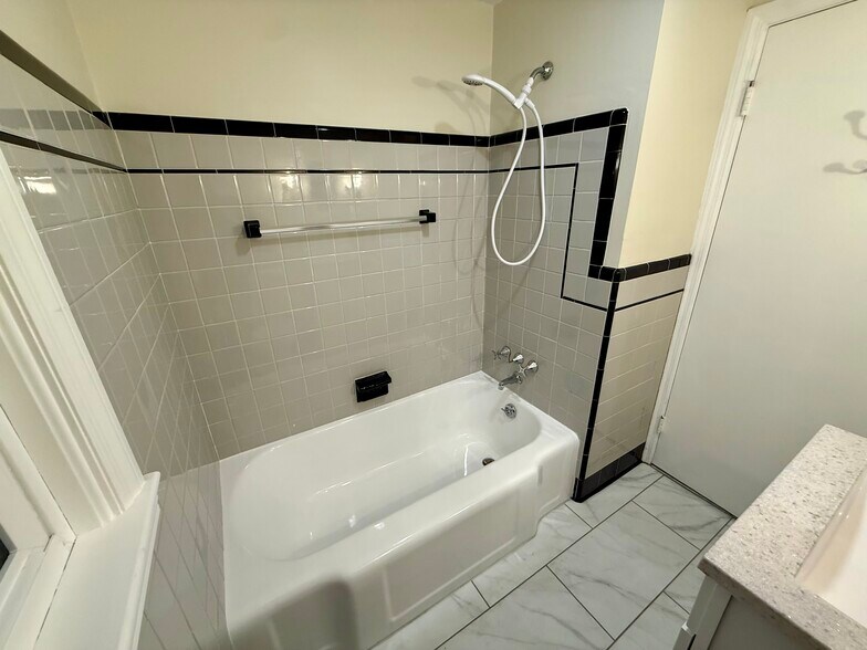 Building Photo - 160 Plantation Dr