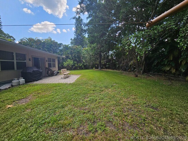 Building Photo - 286 NE Brunson Ct