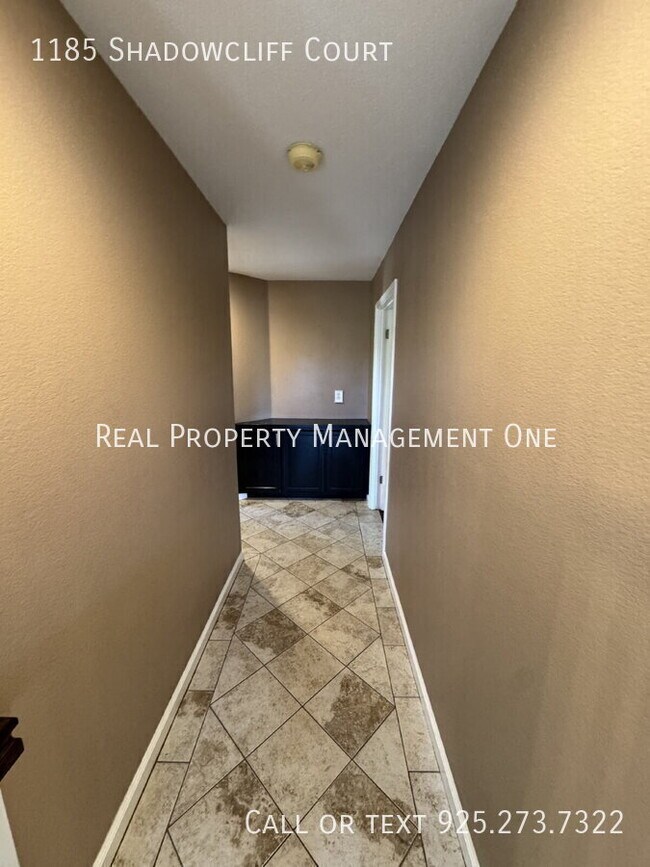 Building Photo - 1185 Shadowcliff Ct