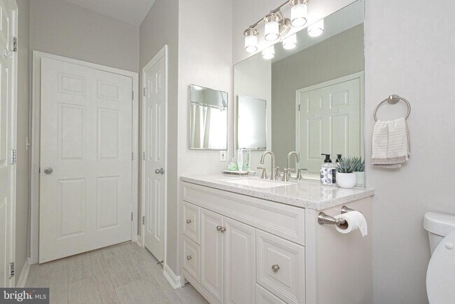 Building Photo - 4854 Eisenhower Ave