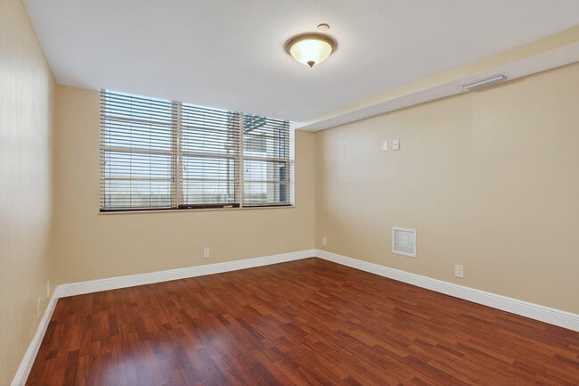 Building Photo - 3499 Oaks Way