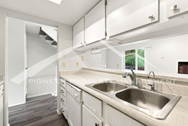 Building Photo - 7885 Barbara Ann Dr