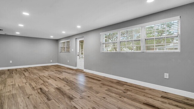 Building Photo - Spacious remodeled South Tampa 4BR/3BA hom...