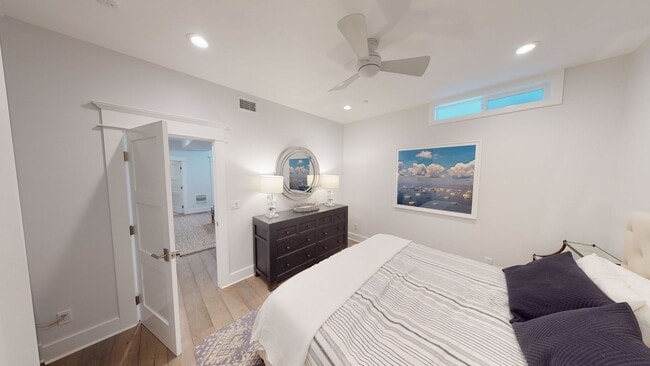 Building Photo - 3bed/3.5 Bath School Year Rental
