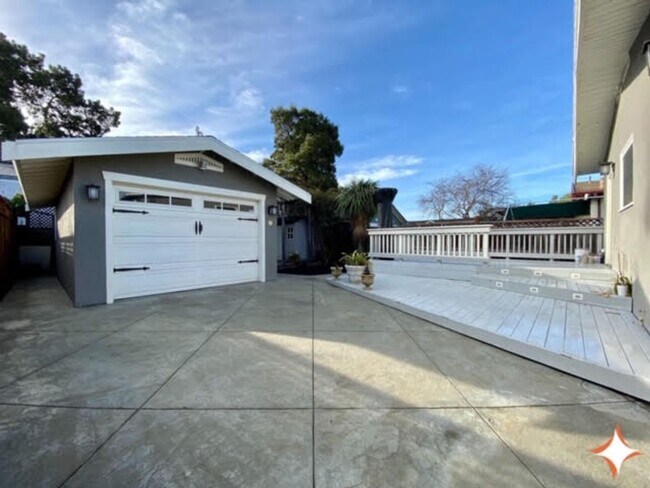 Building Photo - 847 Alice Ave
