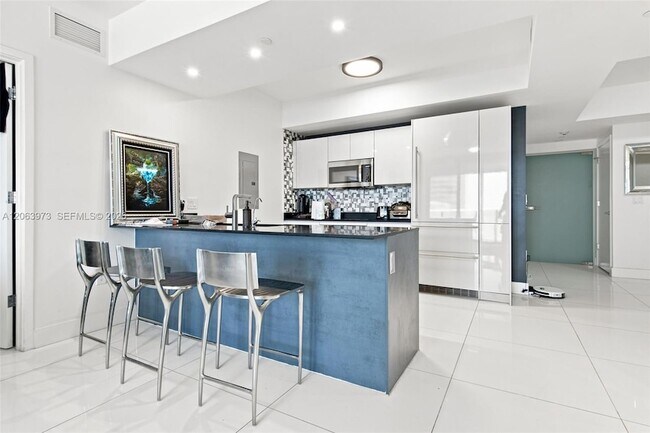 Building Photo - 1010 Brickell Ave