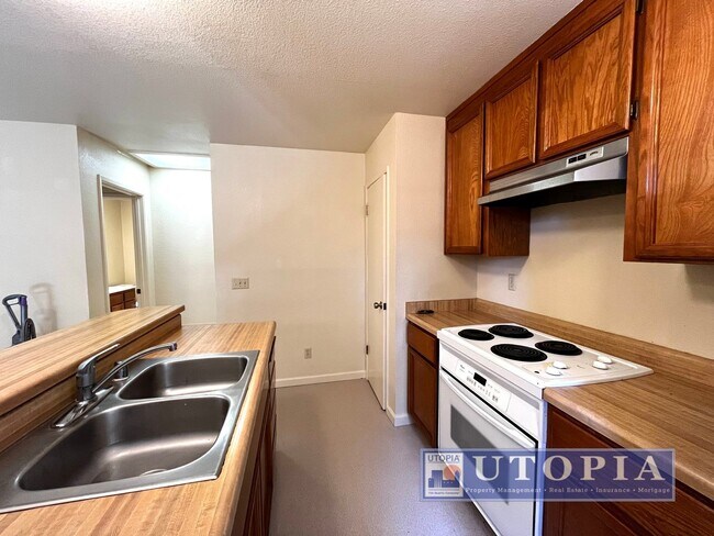 Building Photo - Charming 3 Bedroom, 2-bathroom Townhouse v...