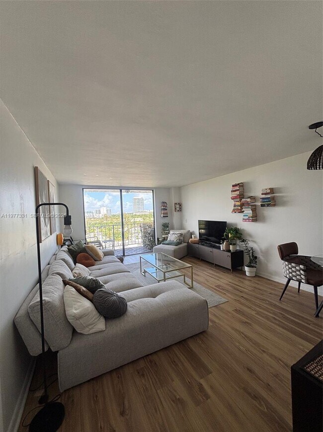 Building Photo - 2350 NE 135th St