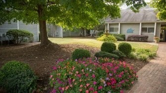 Building Photo - 2403 Greenleaf Dr