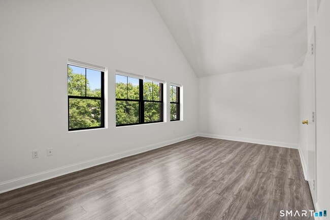 Building Photo - 122 E Putnam Ave