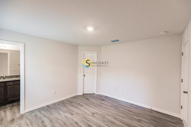 Building Photo - Move In Ready! Duplex in Port Charlotte!