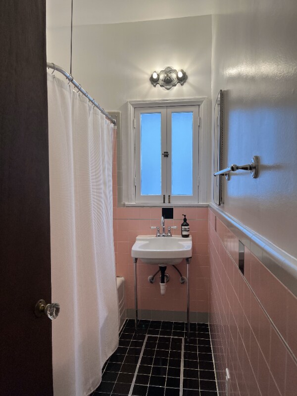 Building Photo - 414 N Sycamore Ave