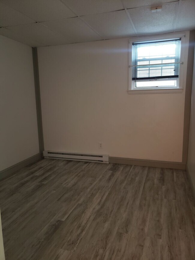 Building Photo - 15475 Oak Rd