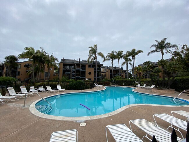 Building Photo - Spacious 2 Bedroom/ 2 Bath in the Highly D...