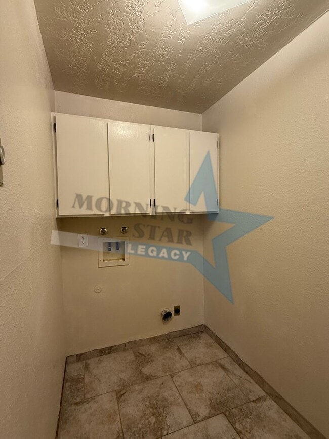 Building Photo - 3 Bed Condo W/ yard!