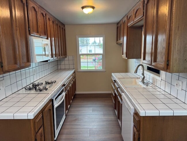 Building Photo - Beautiful 3 bedroom 2 bath HOME . . .  Clo...