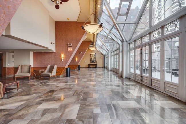 Building Photo - 111 E Chestnut St