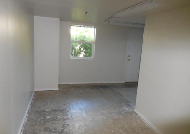 Building Photo - Amazing Condo  End Unit!