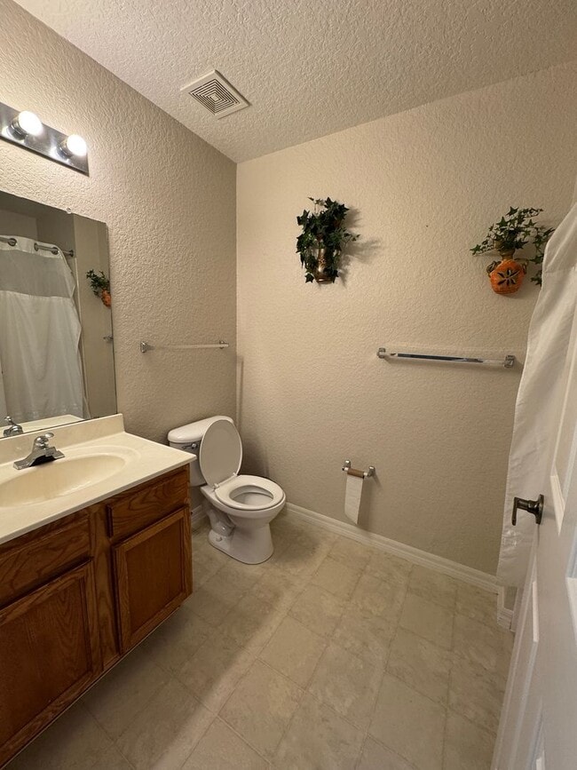 Building Photo - Condo for Lease with Resort Amenities