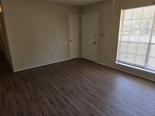 Building Photo - 262 Joyce St