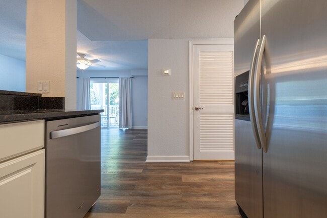 Building Photo - MOVE IN READY 2-bedroom in Virginia Beach!