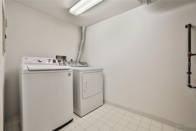 Building Photo - 2775 N Forest Rd