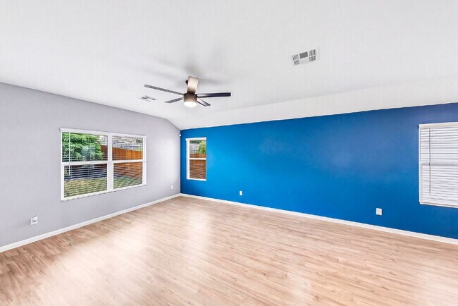 Building Photo - NO CARPET! Up to 1 Month Free Rent with 18-24 Month Lease! No Security Deposit Programs Available.