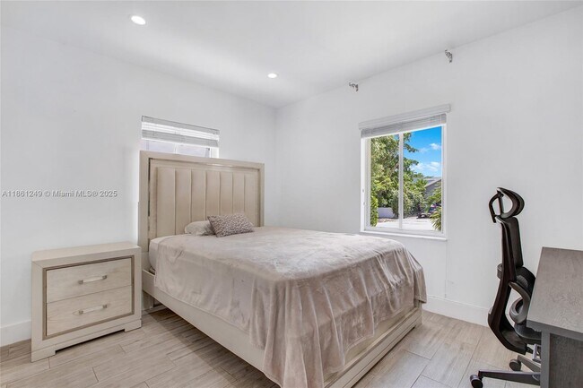 Building Photo - 3675 SW 26th St