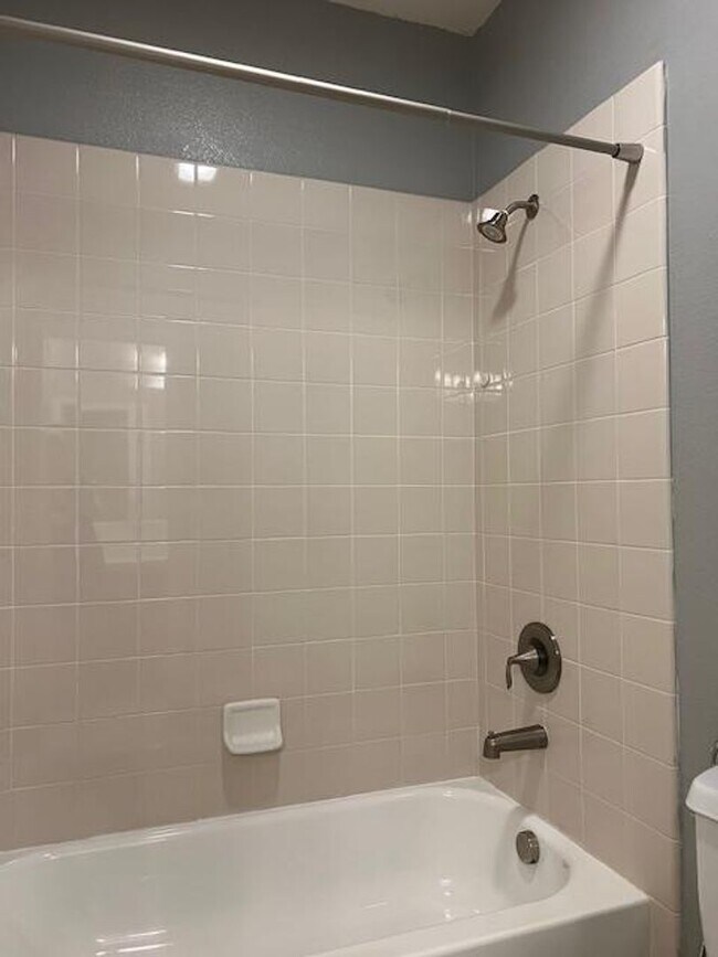 Building Photo - STUNNING & SPACIOUS 4 BEDROOM IN W. ROSEVI...