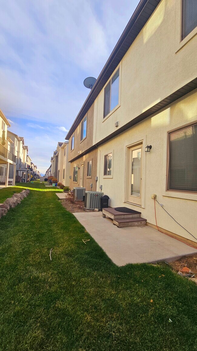 Building Photo - 2718 N Elm Dr