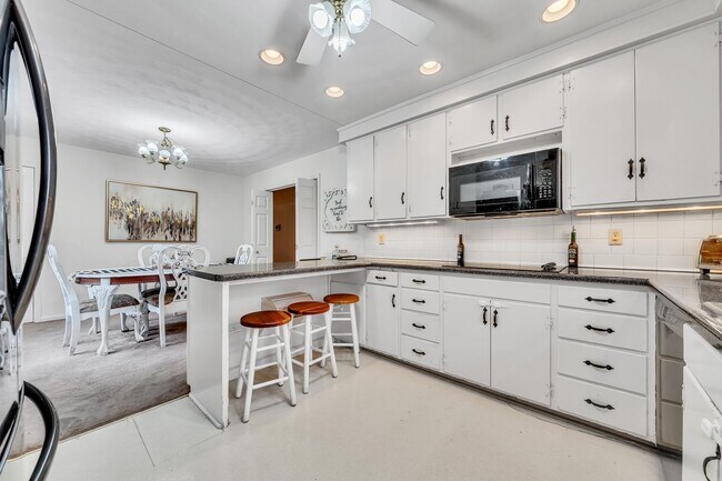 Building Photo - 6734 McKinney St