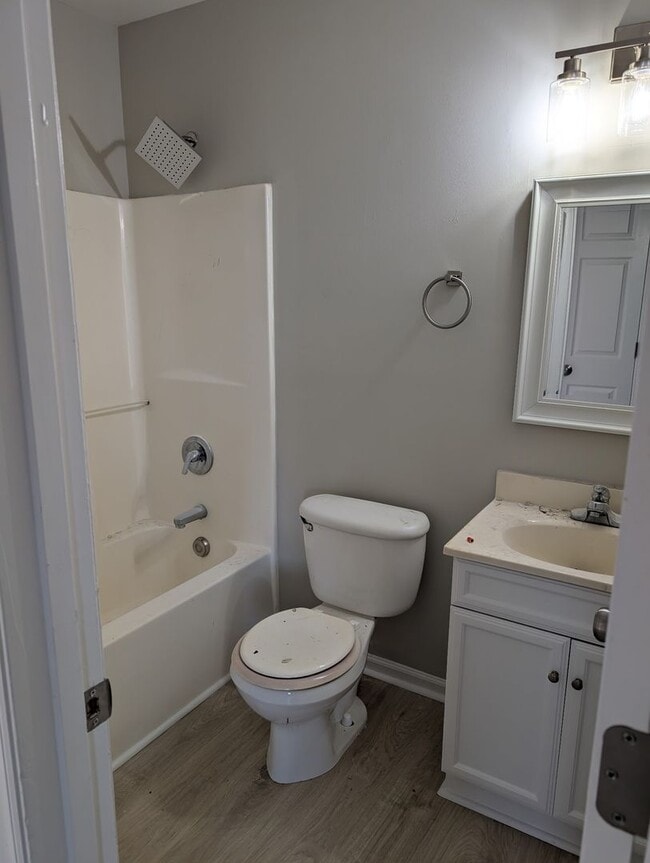 Building Photo - Two bedroom, 1 bath Apartment in Burlington