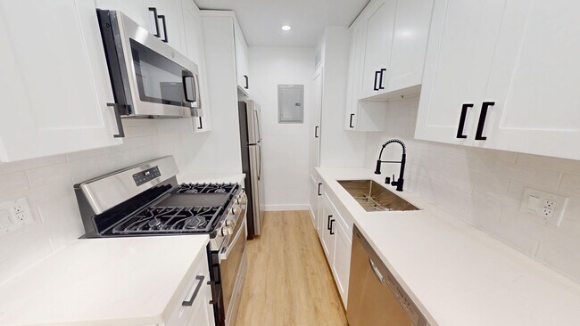 Interior Photo - 1014 N Hayworth Ave