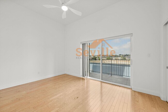 Building Photo - Renovated 2BD/2BA Condo Near Lake Merritt — Private Balcony & In-Unit Laundry