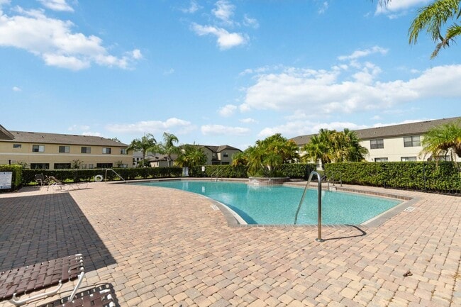 Building Photo - MOVE IN SPECIAL-Beautiful 2/2.5 Townhome W...