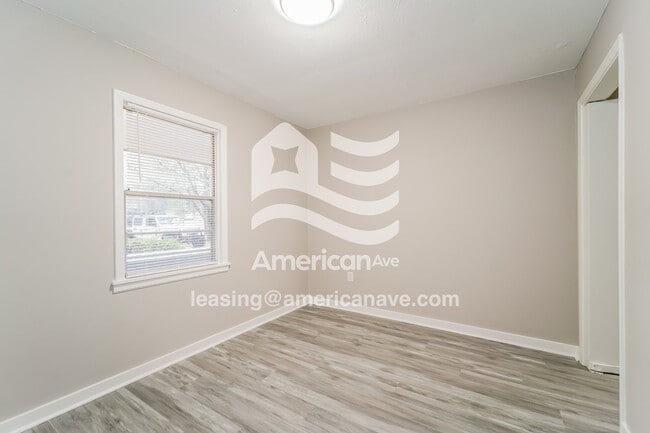 Building Photo - 573 N Park Ln