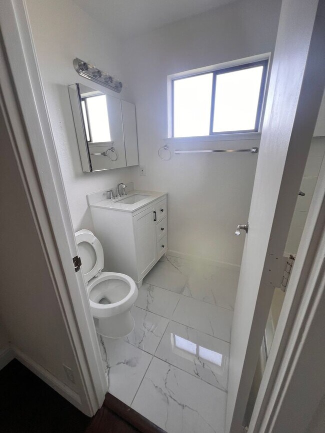 Building Photo - 185 Villa Terrace