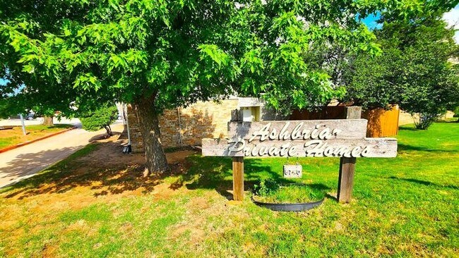 Building Photo - Super Cute Condo in the Ashbriar Village Condo close to Lake Hefner