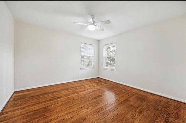 Building Photo - 9916 Westview Dr