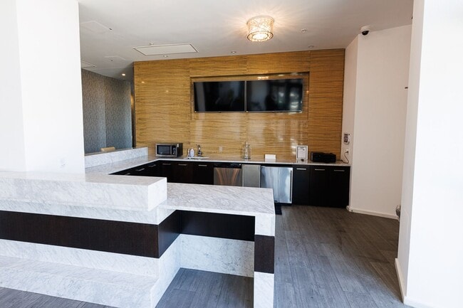 Building Photo - Spacious PENTHOUSE unit has it all! Light filled 1BR/1BA + DEN condo