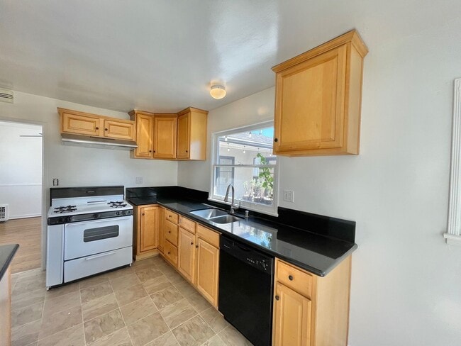 Building Photo - Charming West LA Home!