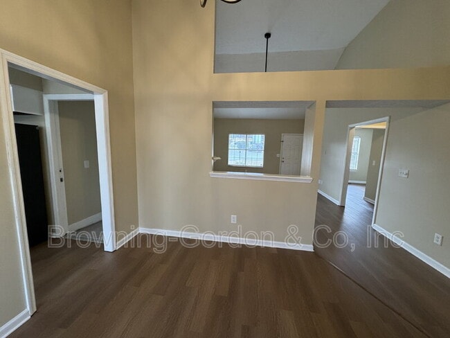 Building Photo - 1111 Cedarhill Ct