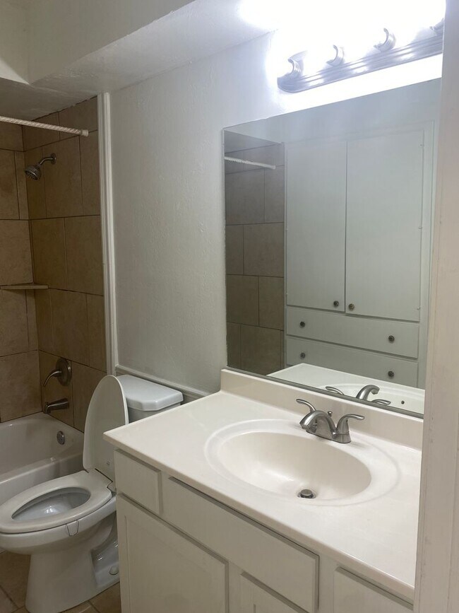 Building Photo - Great 2 Bedroom Condo !
