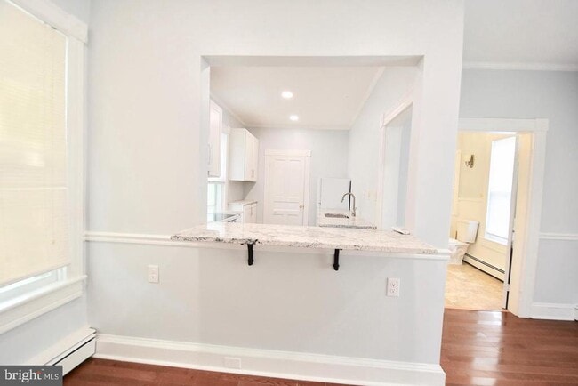 Building Photo - 205 Oakley St
