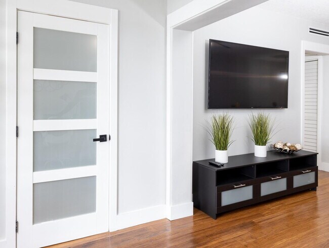 Building Photo - Fully Remodeled & Furnished 1 Bedroom Condo
