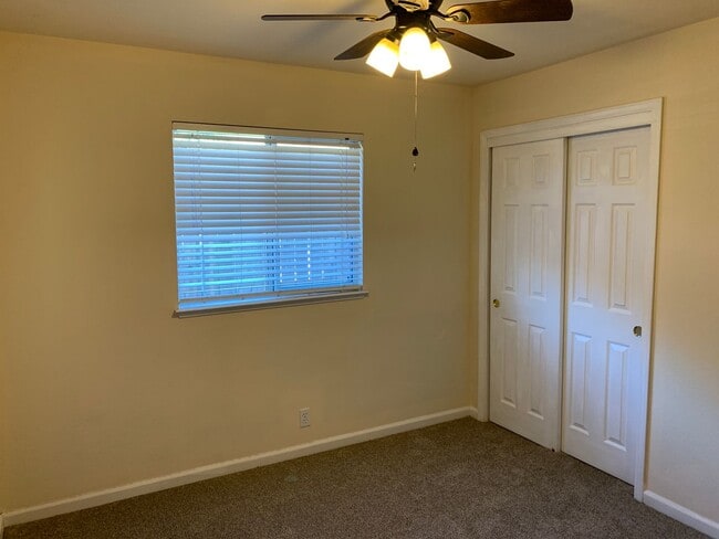 Building Photo - Updated 3 bedroom 2 bathroom close to Meri...