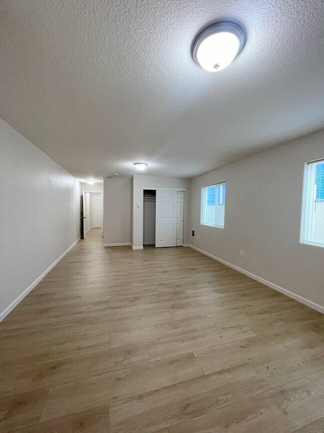 Building Photo - St. John's Townhome - 5 Bedroom, 2 bath Duplex Unit
