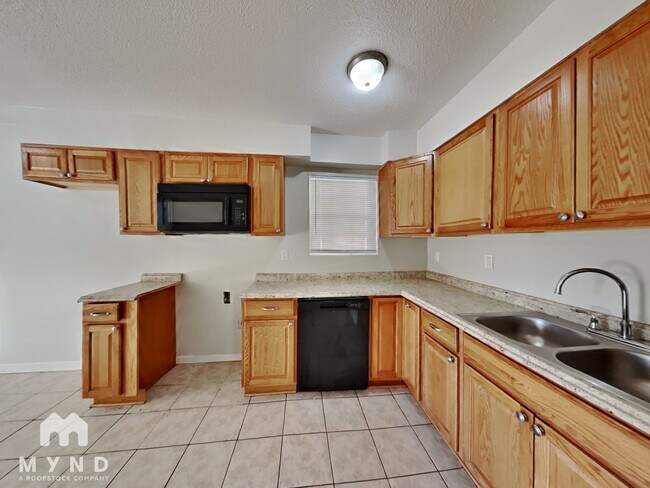 Building Photo - 6575 Ridgewood Rd