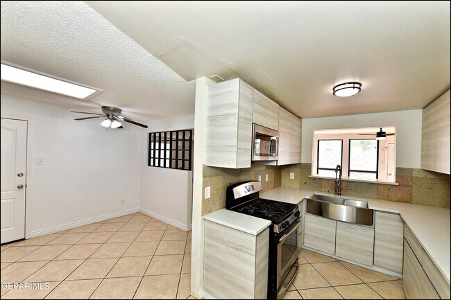 Building Photo - 10565 Murphy St